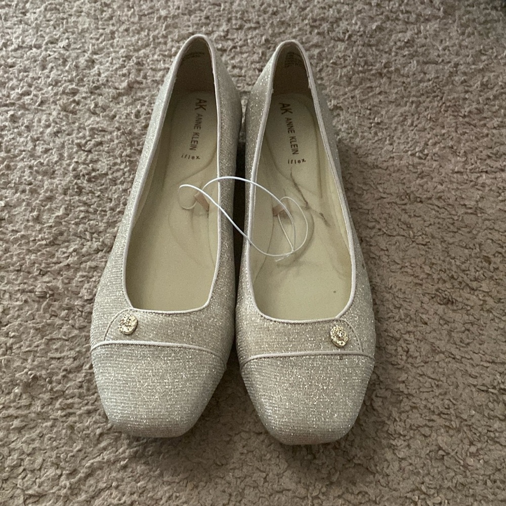 Anne Klein flex flats